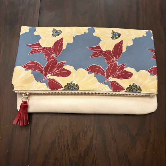 Rachel Pallet Vegan Foldover Clutch. Floral print. - Picture 3 of 7